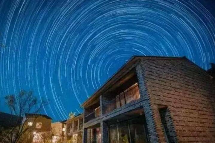 藏在山林里溪水边的集装箱民宿