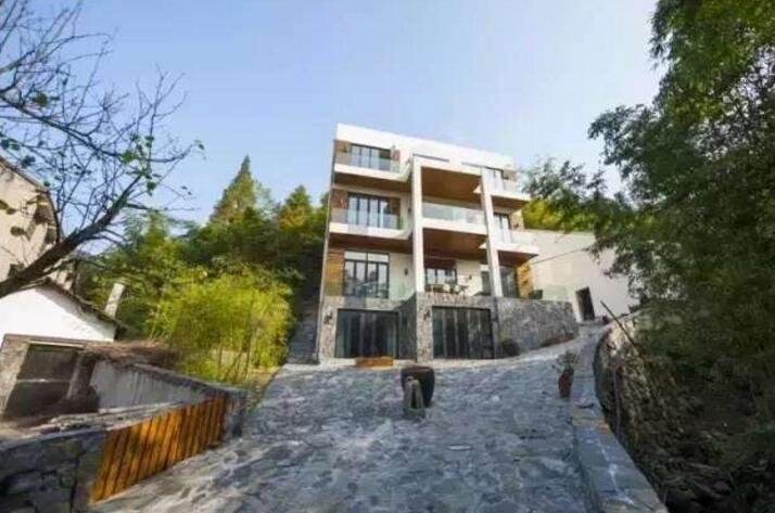 藏在山林里溪水边的集装箱民宿