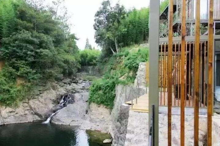 藏在山林里溪水边的集装箱民宿