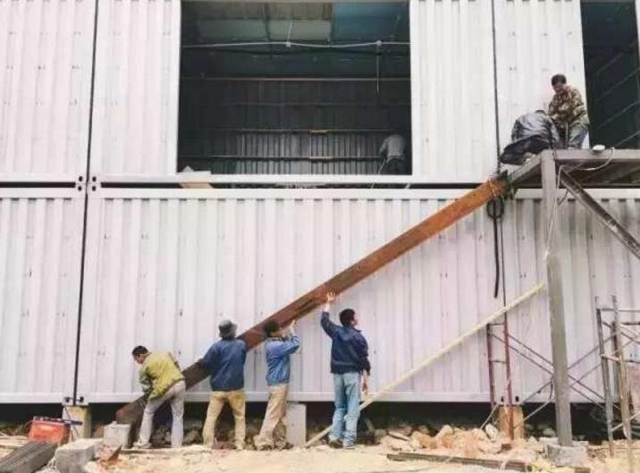 藏在山林里溪水边的集装箱民宿