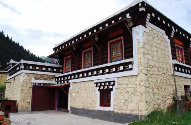 藏式民居——中国传统建筑艺术的宝库