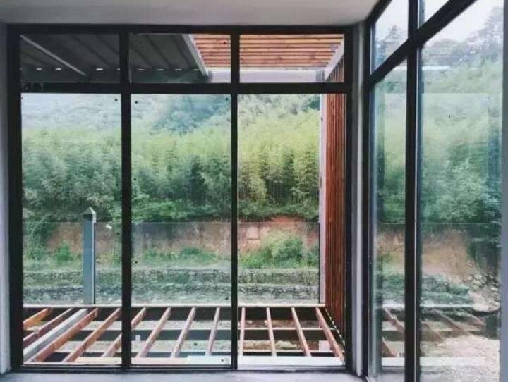 藏在山林里溪水边的集装箱民宿