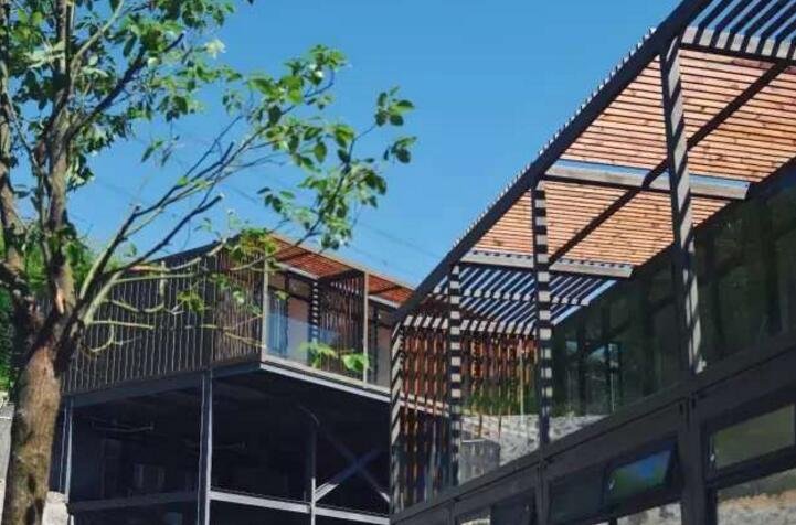 藏在山林里溪水边的集装箱民宿