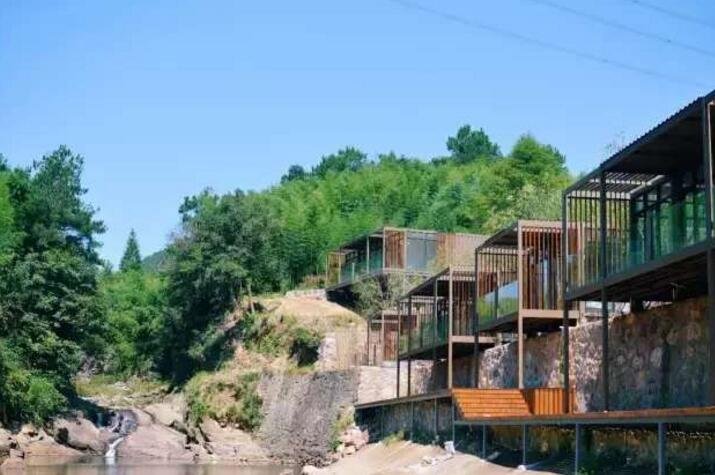 藏在山林里溪水边的集装箱民宿