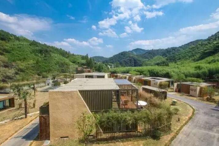 藏在山林里溪水边的集装箱民宿