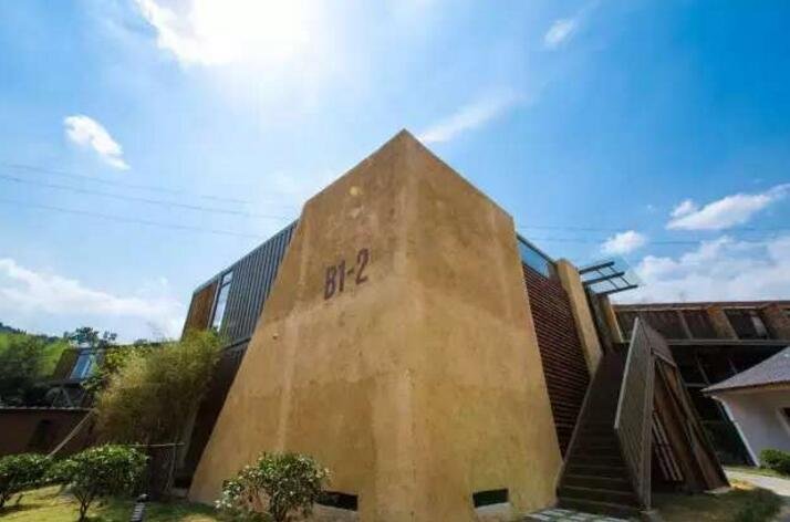 藏在山林里溪水边的集装箱民宿