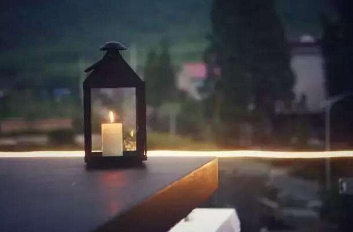 藏在山林里溪水边的集装箱民宿