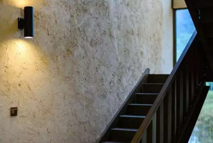 藏在山林里溪水边的集装箱民宿