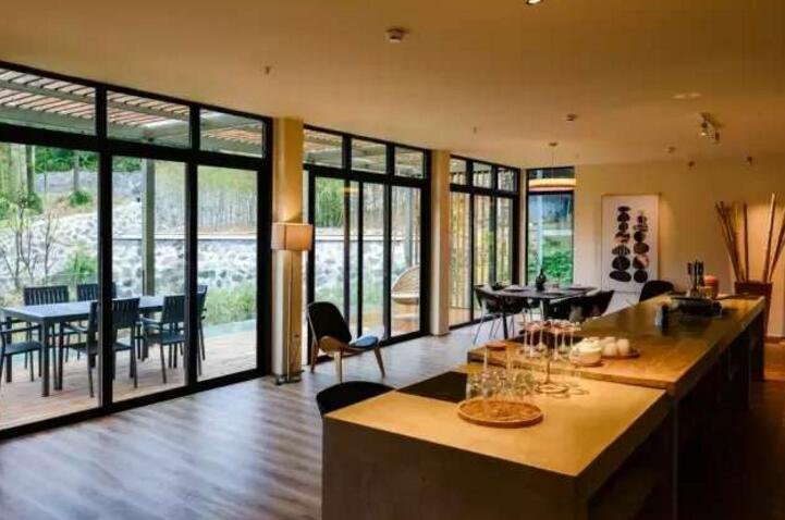 藏在山林里溪水边的集装箱民宿