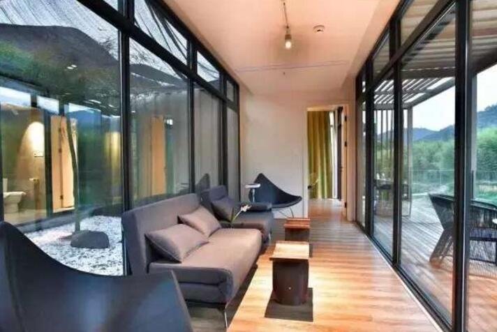 藏在山林里溪水边的集装箱民宿