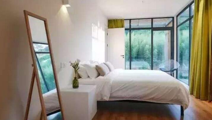 藏在山林里溪水边的集装箱民宿