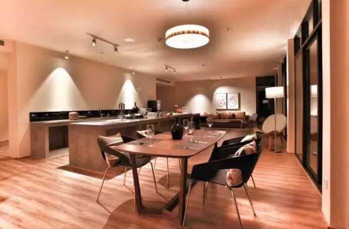 藏在山林里溪水边的集装箱民宿