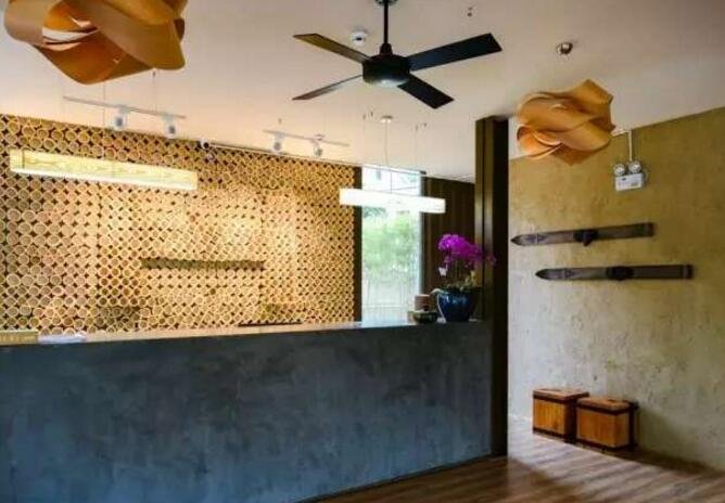 藏在山林里溪水边的集装箱民宿