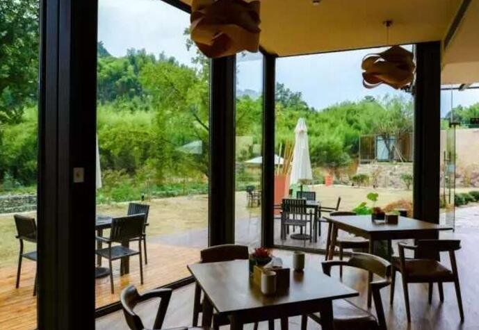 藏在山林里溪水边的集装箱民宿