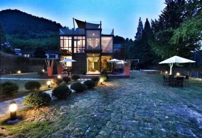 藏在山林里溪水边的集装箱民宿