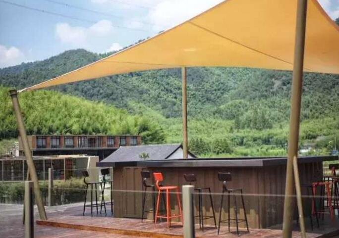 藏在山林里溪水边的集装箱民宿