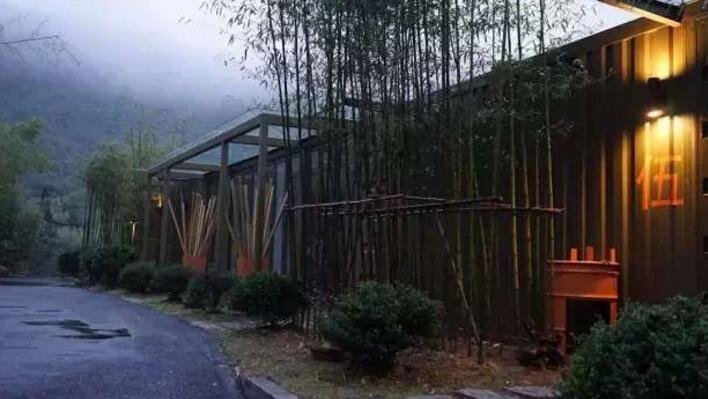 藏在山林里溪水边的集装箱民宿