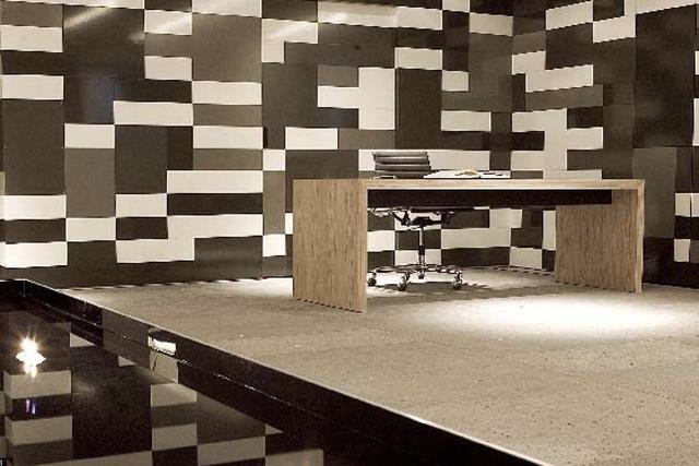 特里尔,葡萄园和绵延的山脉之间的原木色 特里尔,葡萄园和绵延的山脉之间的原木色