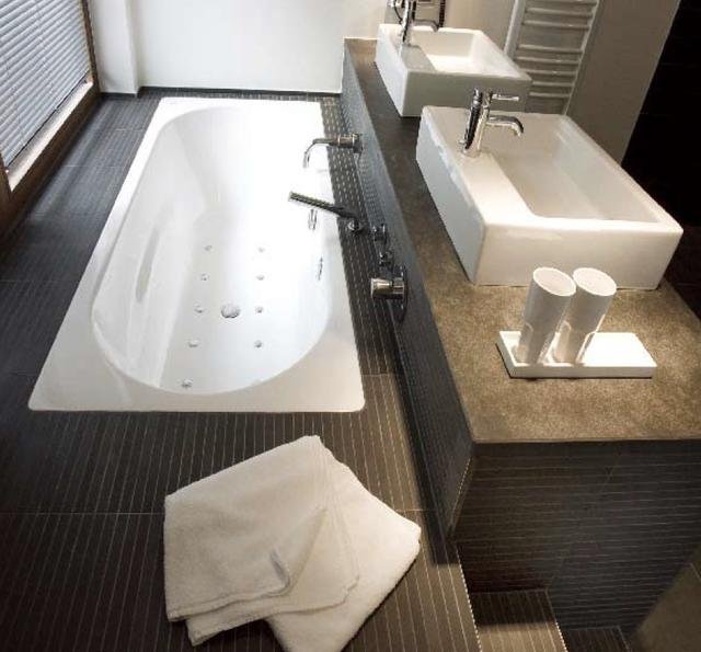 特里尔,葡萄园和绵延的山脉之间的原木色 特里尔,葡萄园和绵延的山脉之间的原木色