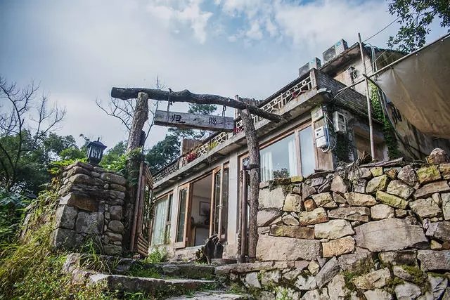 他包下一个小岛，打造自己心中的隐世秘境！