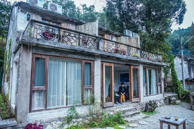 他包下一个小岛，打造自己心中的隐世秘境！