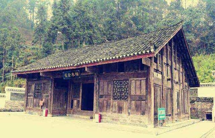 破旧古宅一夜之间变价值 8 亿的豪宅，用料都是金丝楠木