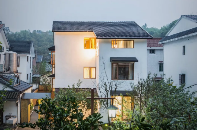 民宿改造︱老旧房改造而成的民宿融入山野之中