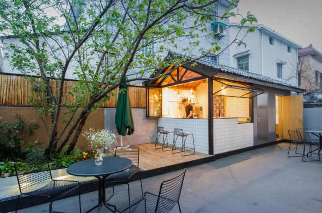 民宿改造︱老旧房改造而成的民宿融入山野之中