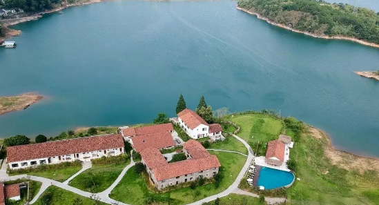 民宿 + 传统村落​，乡村旅游唤起沉睡的财富！