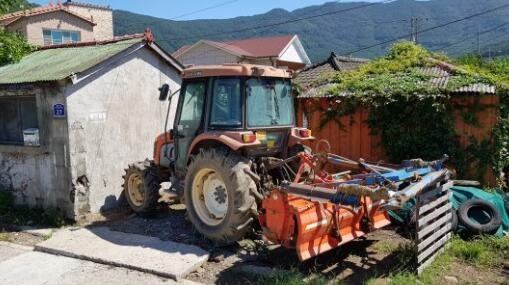 【海外】韩国总统文在寅故居竟然被拖拉机堵门