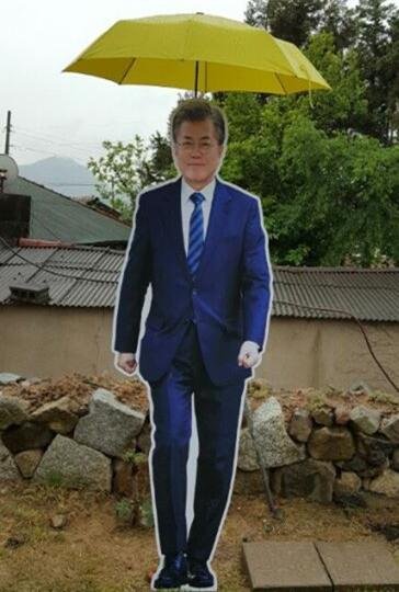 【海外】韩国总统文在寅故居竟然被拖拉机堵门