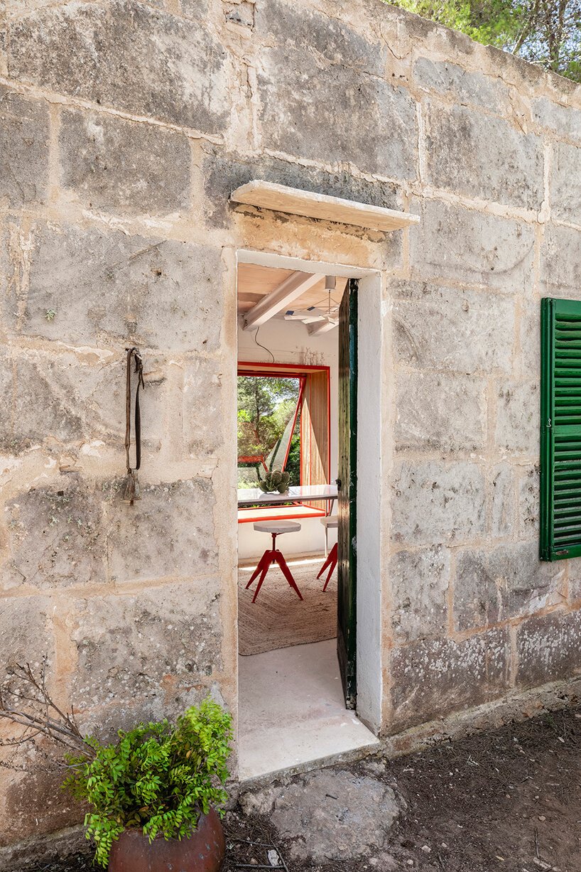 马略卡岛玛丽安娜·德·德拉斯 (Mariana de Delás) 的传统石屋翻修工程中弹出红色窗户