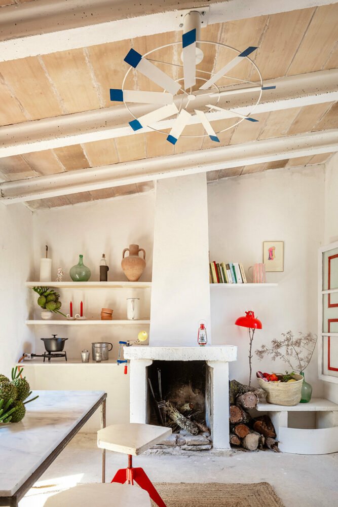 马略卡岛玛丽安娜·德·德拉斯 (Mariana de Delás) 的传统石屋翻修工程中弹出红色窗户