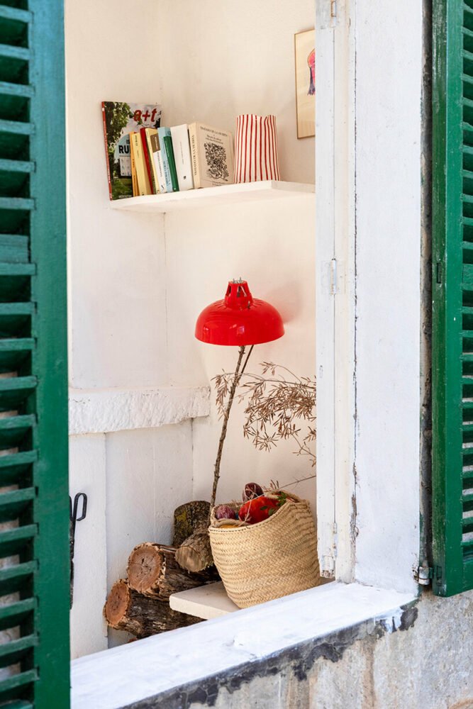 马略卡岛玛丽安娜·德·德拉斯 (Mariana de Delás) 的传统石屋翻修工程中弹出红色窗户