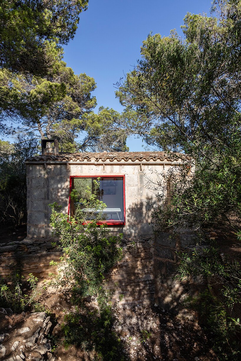 马略卡岛玛丽安娜·德·德拉斯 (Mariana de Delás) 的传统石屋翻修工程中弹出红色窗户