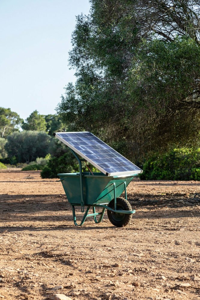 马略卡岛玛丽安娜·德·德拉斯 (Mariana de Delás) 的传统石屋翻修工程中弹出红色窗户