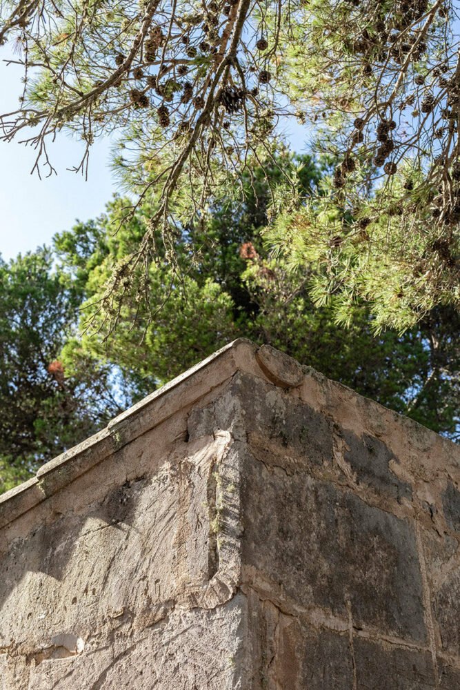 马略卡岛玛丽安娜·德·德拉斯 (Mariana de Delás) 的传统石屋翻修工程中弹出红色窗户