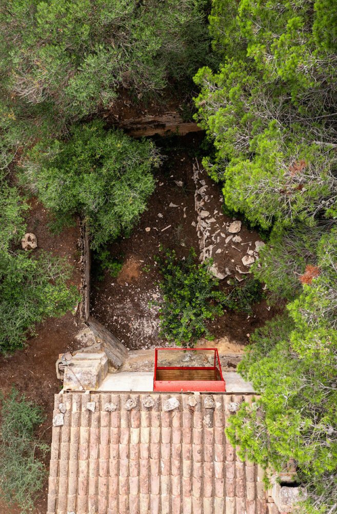 马略卡岛玛丽安娜·德·德拉斯 (Mariana de Delás) 的传统石屋翻修工程中弹出红色窗户