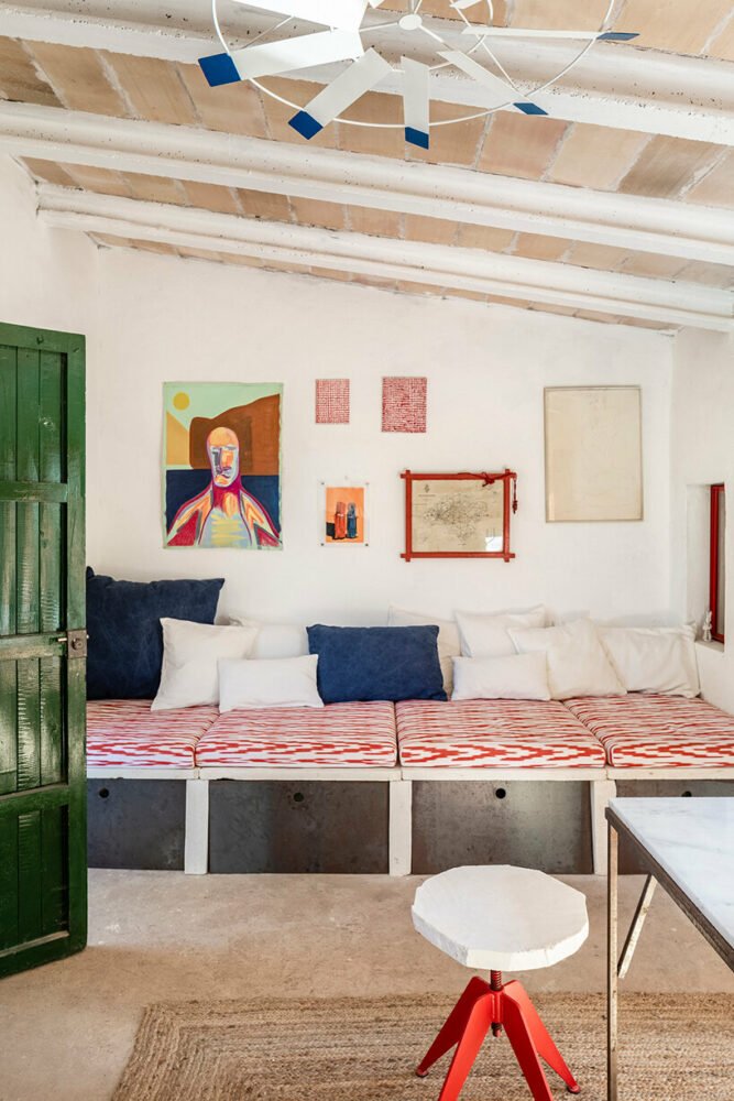 马略卡岛玛丽安娜·德·德拉斯 (Mariana de Delás) 的传统石屋翻修工程中弹出红色窗户