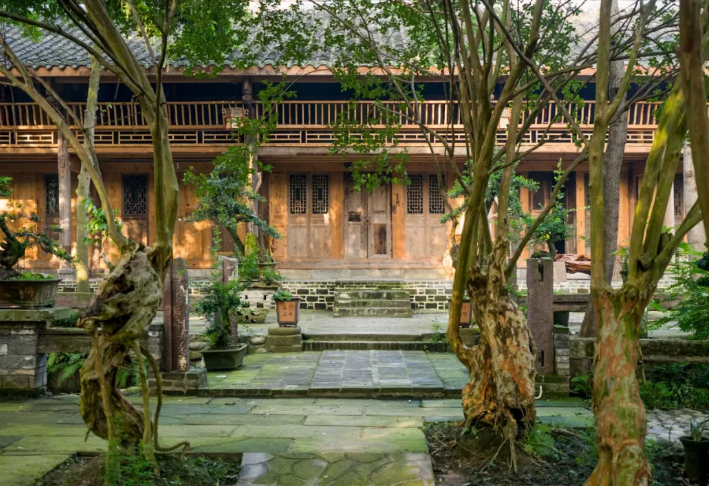 为挽救生态，他造了 400㎡的绝美古宅！