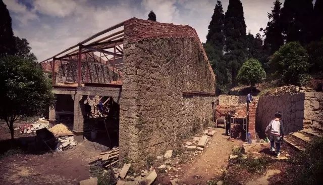 老宅改造丨 6 个月爆改古村老宅，一家 3 口把童话搬进自家小院