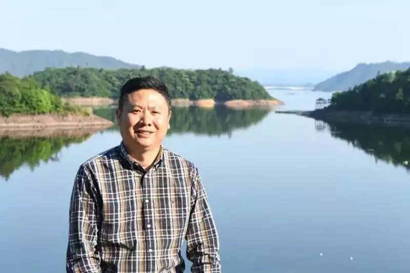 他斥资千万造出梦中的家，消解了 29 万游子的乡愁！