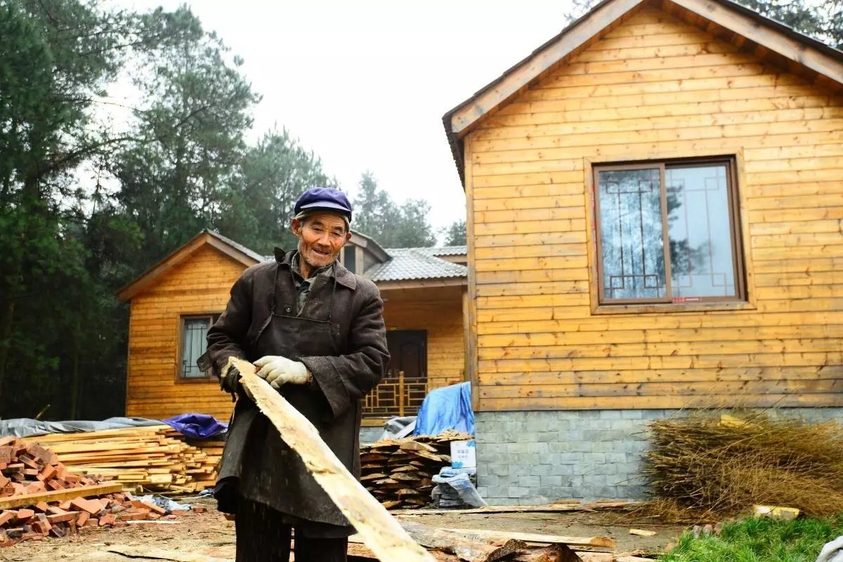 57 岁的他花 5 年时间打造童话树屋,竟成绝佳避暑胜地 57 岁的他花 5 年时间打造童话树屋,竟成绝佳避暑胜地