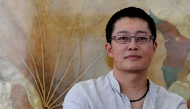 他用 4.5 万根廉价柴火棍，搭建了一个世外桃源！