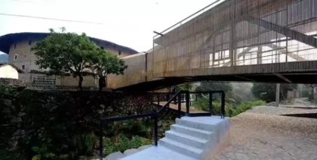 他用 4.5 万根廉价柴火棍，搭建了一个世外桃源！