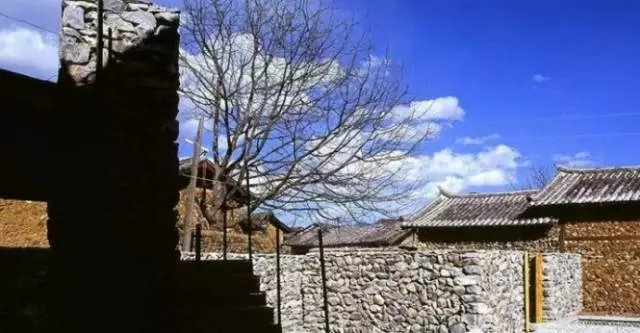 他用 4.5 万根廉价柴火棍，搭建了一个世外桃源！