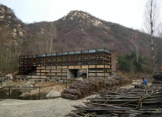 他用 4.5 万根廉价柴火棍，搭建了一个世外桃源！