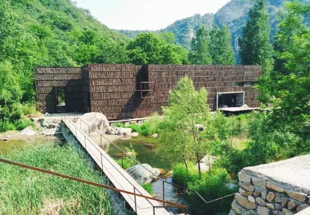 他用 4.5 万根廉价柴火棍，搭建了一个世外桃源！