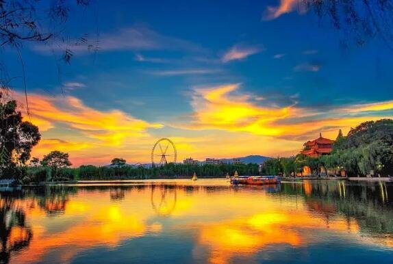 他把云南 26 个民族装进一间屋子