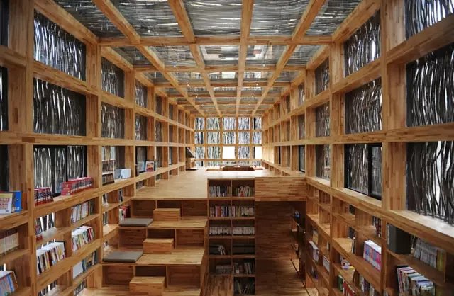 他用 4.5 万根廉价柴火棍，搭建了一个世外桃源！